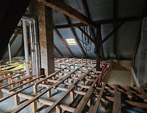 Zateplení stropu rodinného domu pomocí foukané izolace